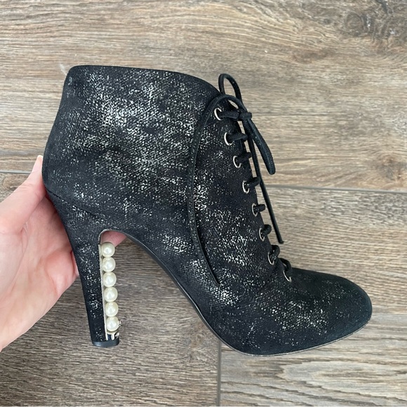 Chanel Pearl CC Logo Black Boots - Picture 11 of 14